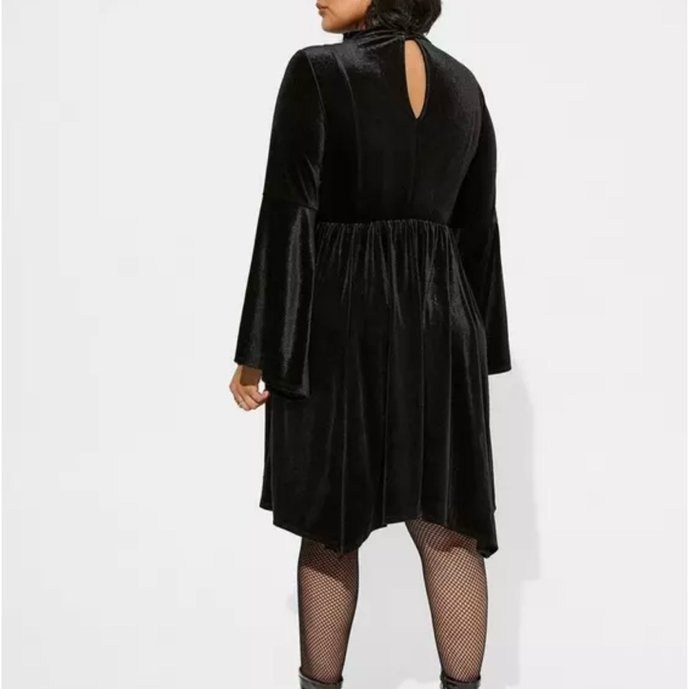 Torrid Black Velvet Flare Sleeve Lace Up Stretch 
Witchy Goth Midi Dress. - Picture 3 of 13